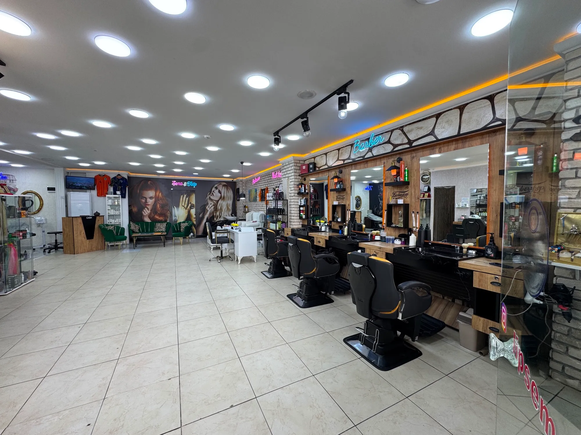 Kundu kuaför salonu, sekiz koltuklu kesim ve boya alanı