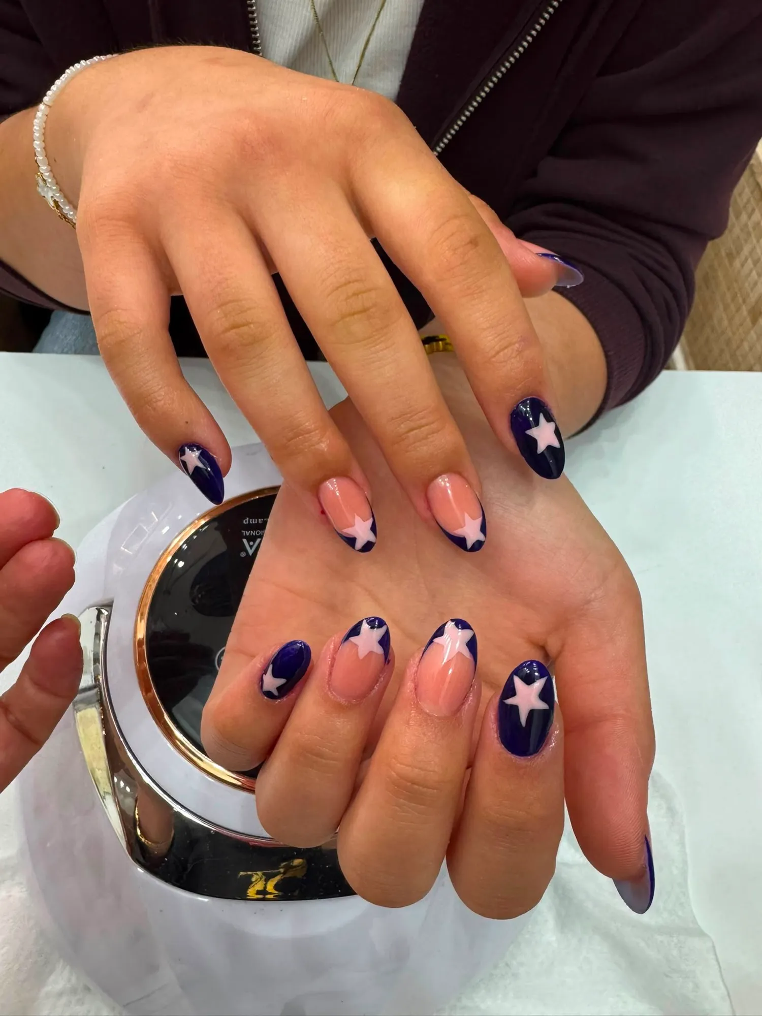 Nail art çalışması: lacivert ve yıldızlı manikür — Kundu