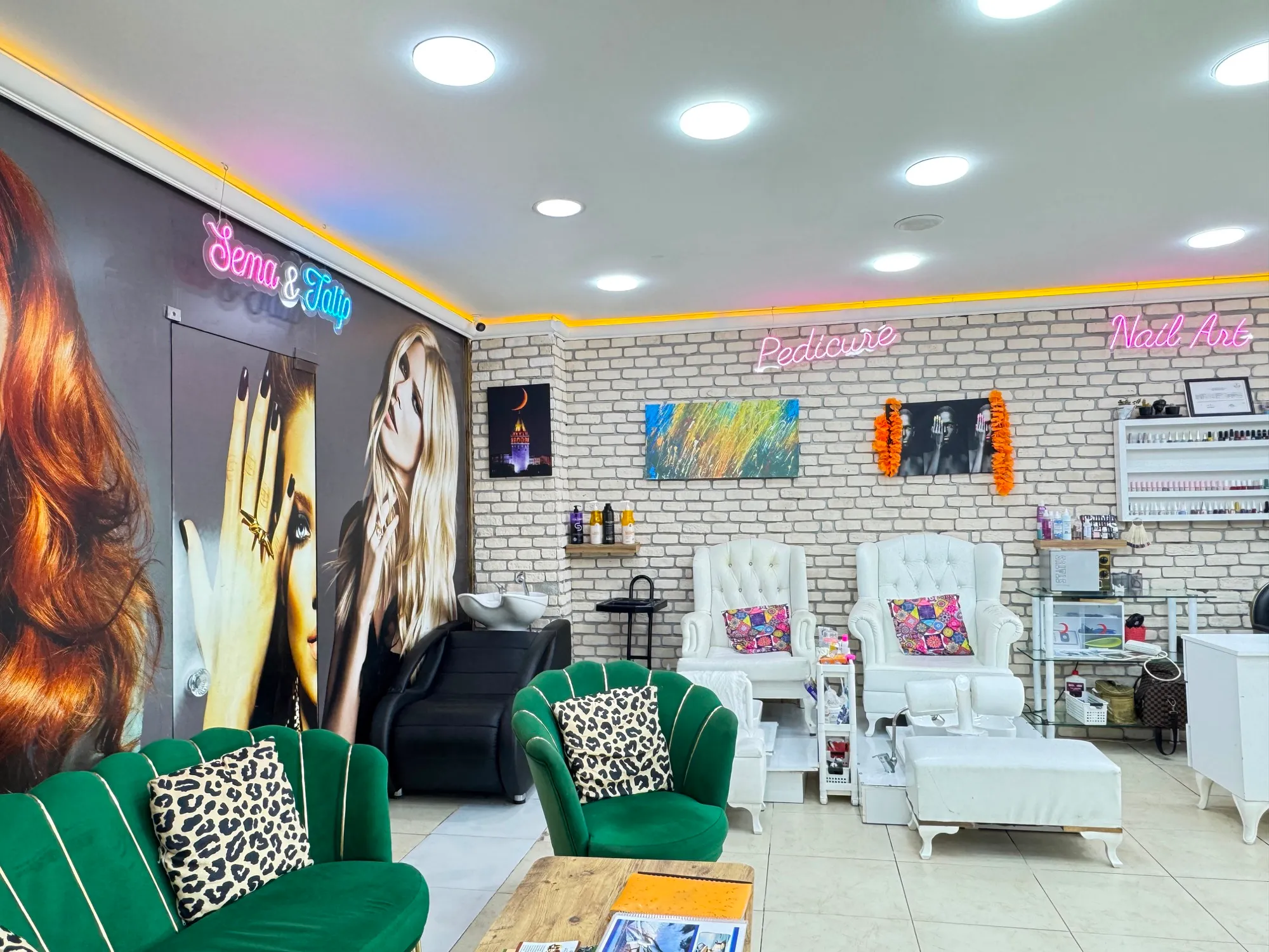 Sema & Talip nail art köşesi, yeşil kadife koltuklar — Kundu, Antalya