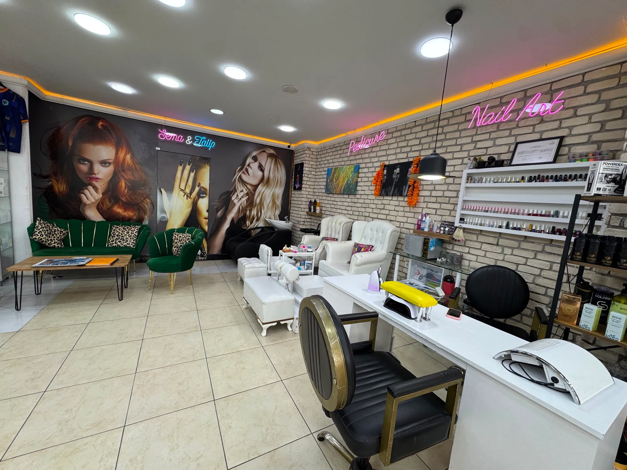 Nail art bölümü: manikür masaları ve pedikür koltukları