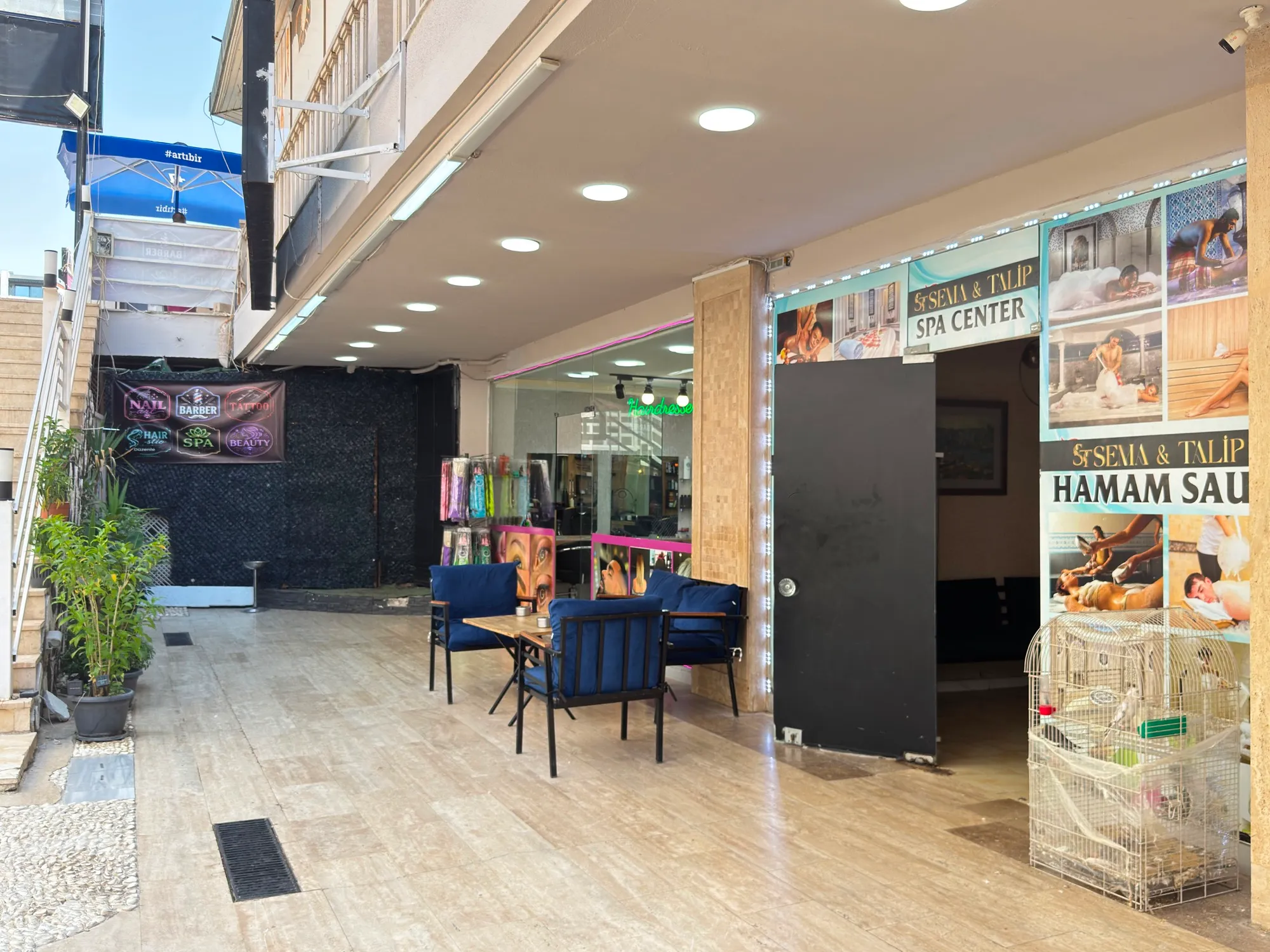 Sema & Talip hamam ve sauna girişi, Karnas Bazaar